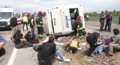 Son Dakika Yolcu Otobüsü Devrildi: Çok Sayıda Yaralı Var